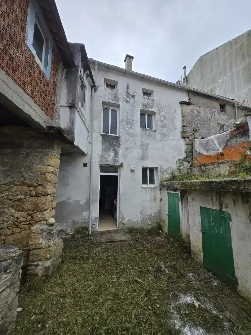 Vista exterior de Casa adosada en venda en Burela amb Jardí privat, Parquet i Traster