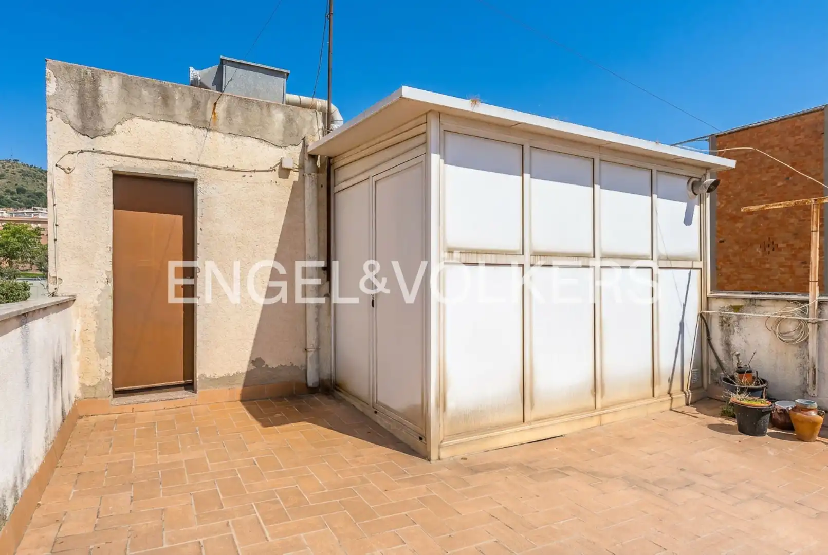 Außenansicht von Wohnung zum Verkauf in Barcelona mit Klimaanlage, Heizung und Abstellraum
