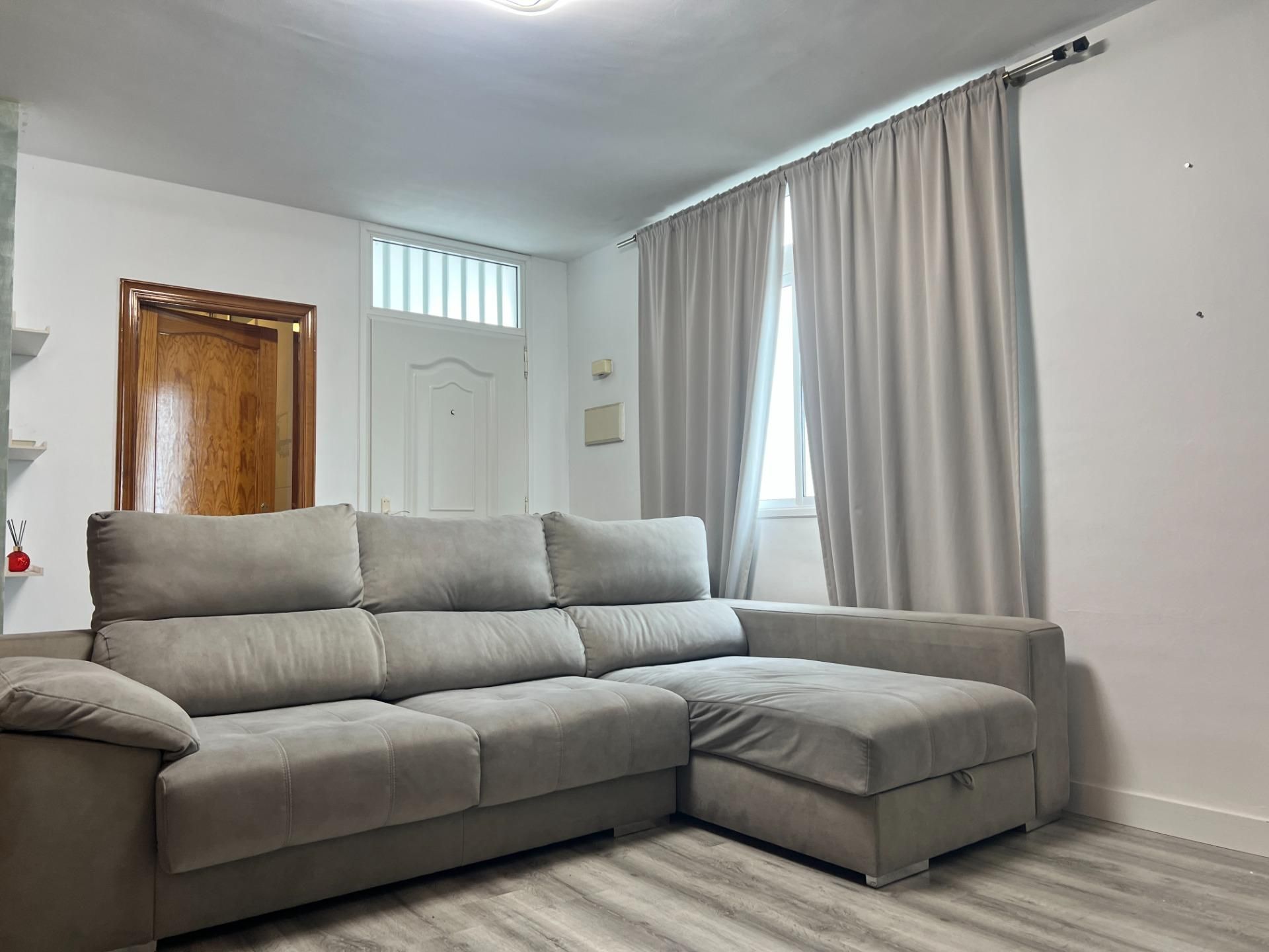 Sala d'estar de Pis de lloguer en La Matanza de Acentejo amb Traster