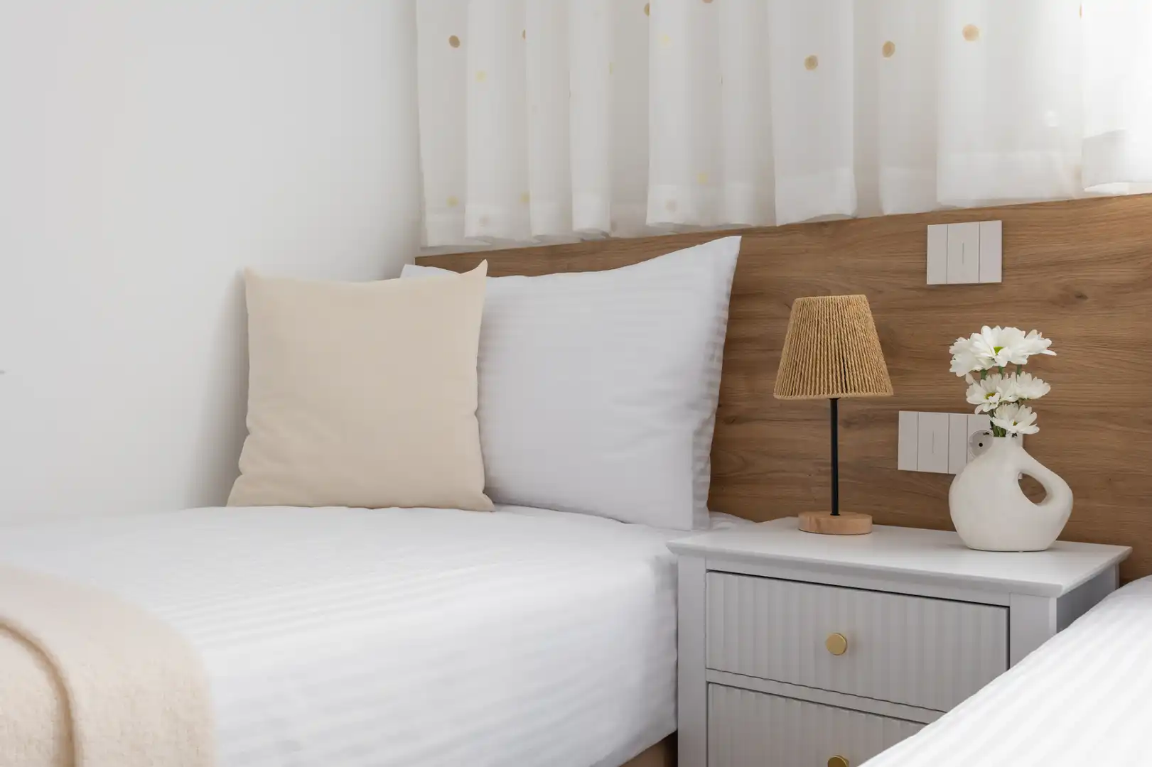 Habitación de Apartamento de alquiler en Torrevieja con Aire acondicionado, Jardín privado y Amueblado
