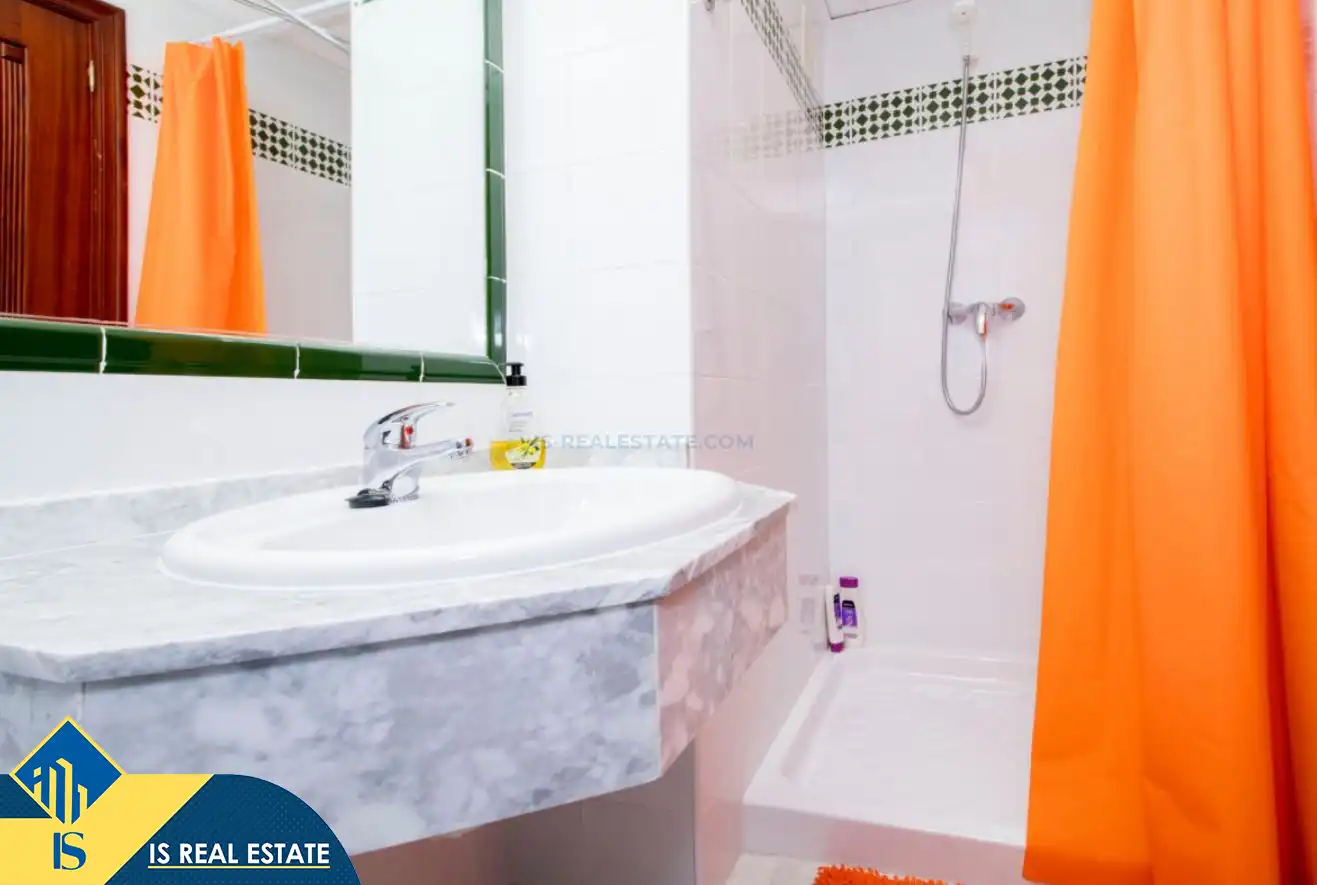 Bany de Apartament de lloguer en Torrevieja amb Aire condicionat, Calefacció i Terrassa