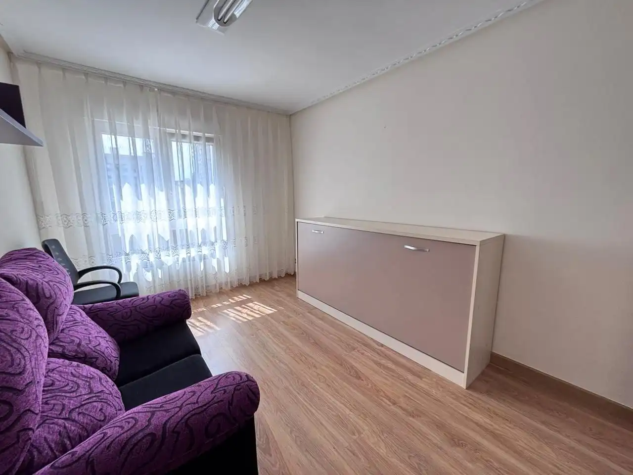 Sala d'estar de Pis en venda en Gijón  amb Calefacció, Traster i Balcó