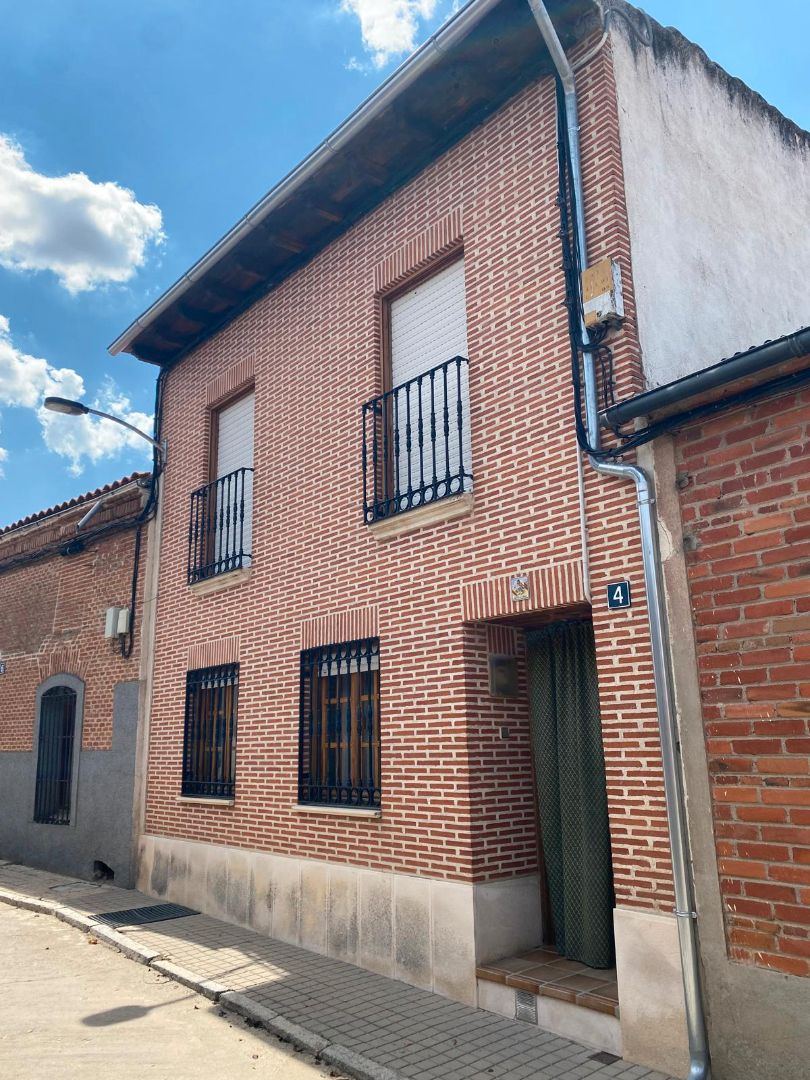 Exterior view of Single-family semi-detached for sale in Medina del Campo  with Heating, Private garden and Terrace