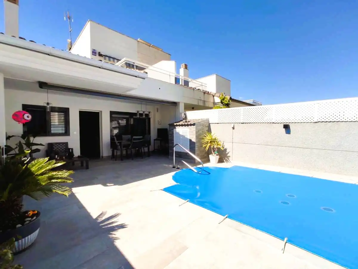 Piscina de Casa adosada en venda en Sagunto / Sagunt amb Aire condicionat i Piscina