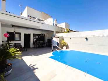 Adosado con piscina en venta en Calle Virgo