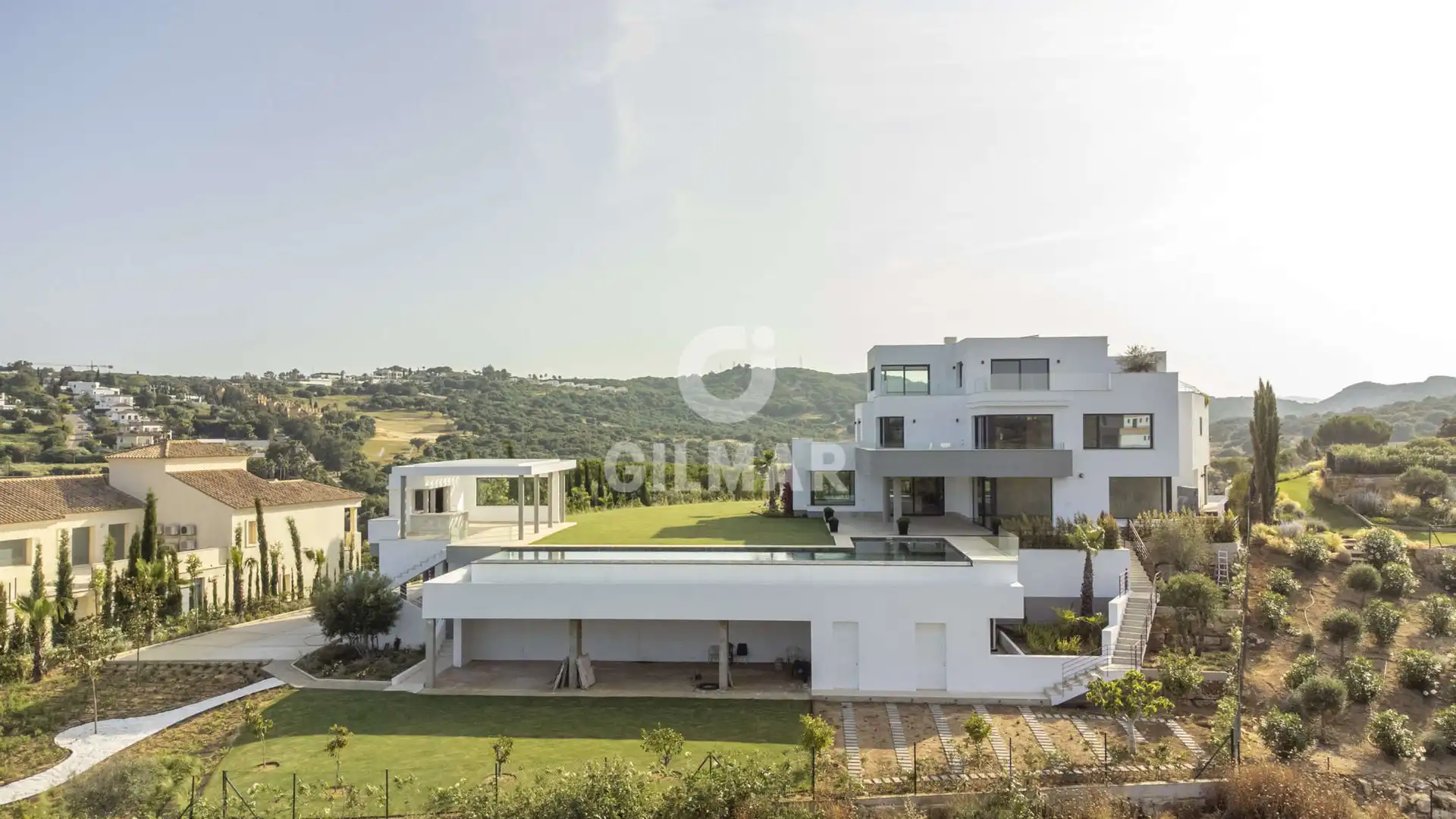 Vista exterior de Casa o xalet en venda en Sotogrande amb Calefacció, Jardí privat i Piscina