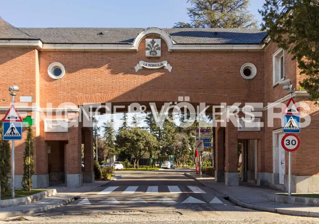 Vista exterior de Casa adosada de lloguer en La Moraleja amb Aire condicionat, Calefacció i Jardí privat