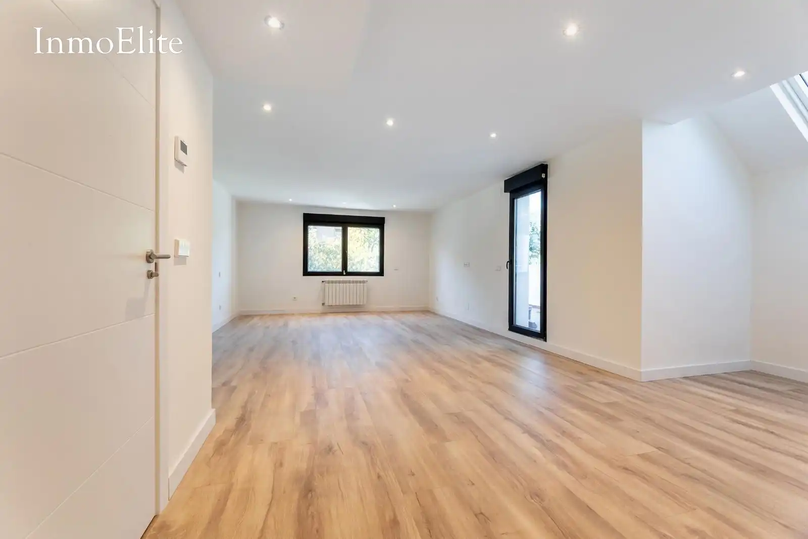 Sala d'estar de Casa o xalet en venda en Pozuelo de Alarcón amb Aire condicionat, Calefacció i Jardí privat
