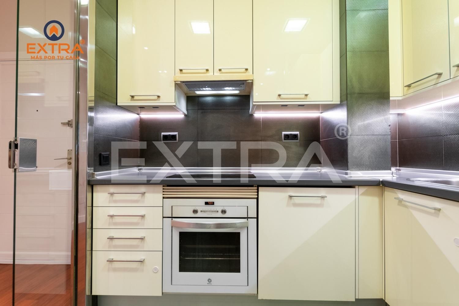 Cuina de Pis de lloguer en  Madrid Capital amb Aire condicionat, Calefacció i Jardí privat