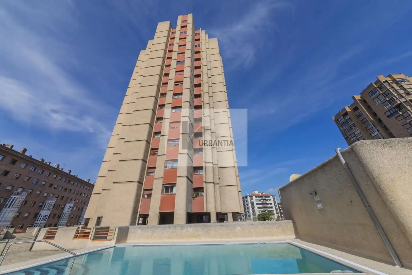 Piscina de Piso en venta en  Pamplona / Iruña con Calefacción, Parquet y Terraza