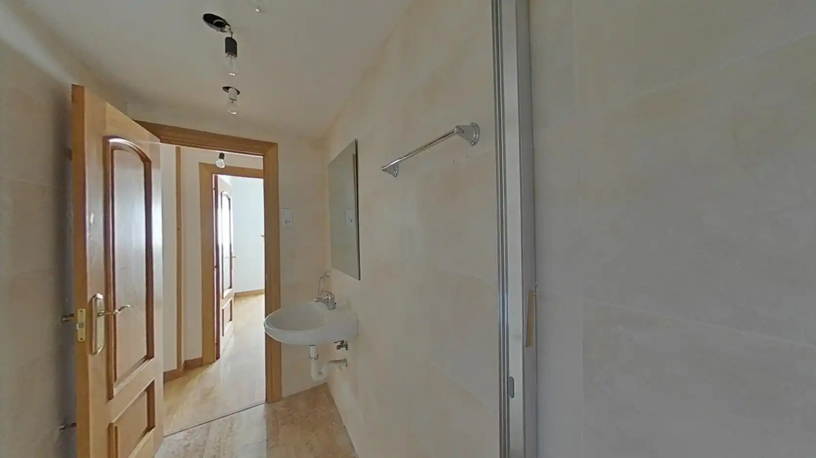 Baño de Piso en venta en Zaragoza con Calefacción, Horno y Balcón
