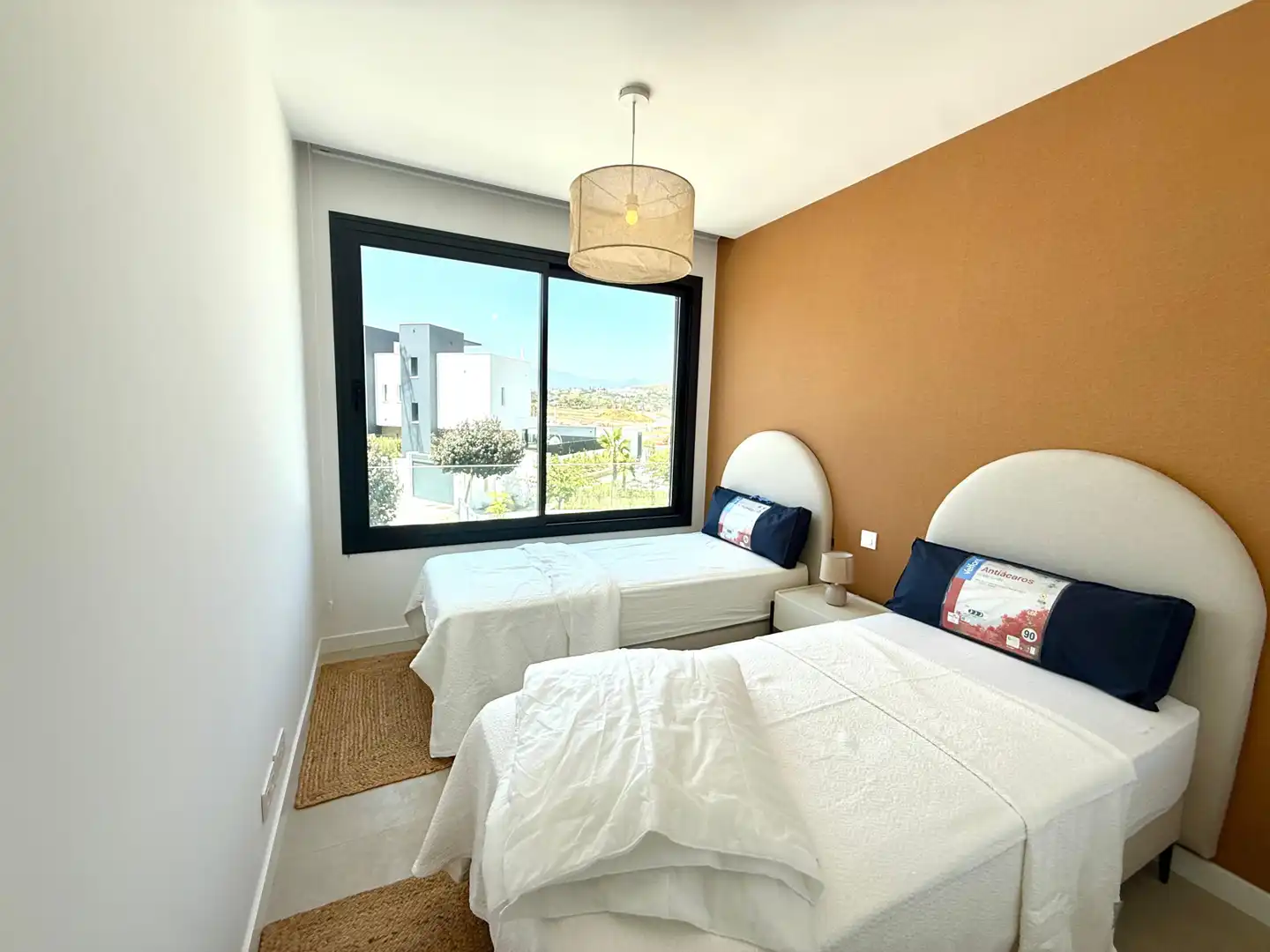 Habitación de Casa adosada de alquiler en Estepona con Aire acondicionado, Calefacción y Jardín privado