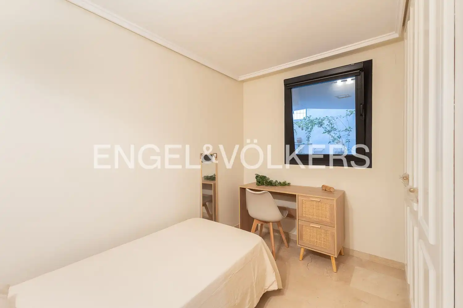 Bedroom of Flat for rent in Valencia  with Air Conditioner, Heating and Terrace