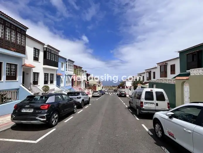Außenansicht von Einfamilien-Reihenhaus zum Verkauf in La Orotava mit Terrasse und Balkon