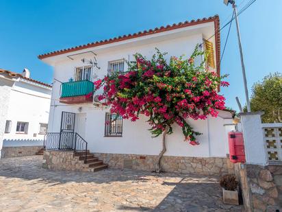 Vista exterior de Casa o xalet en venda en Empuriabrava amb Aire condicionat, Terrassa i Balcó