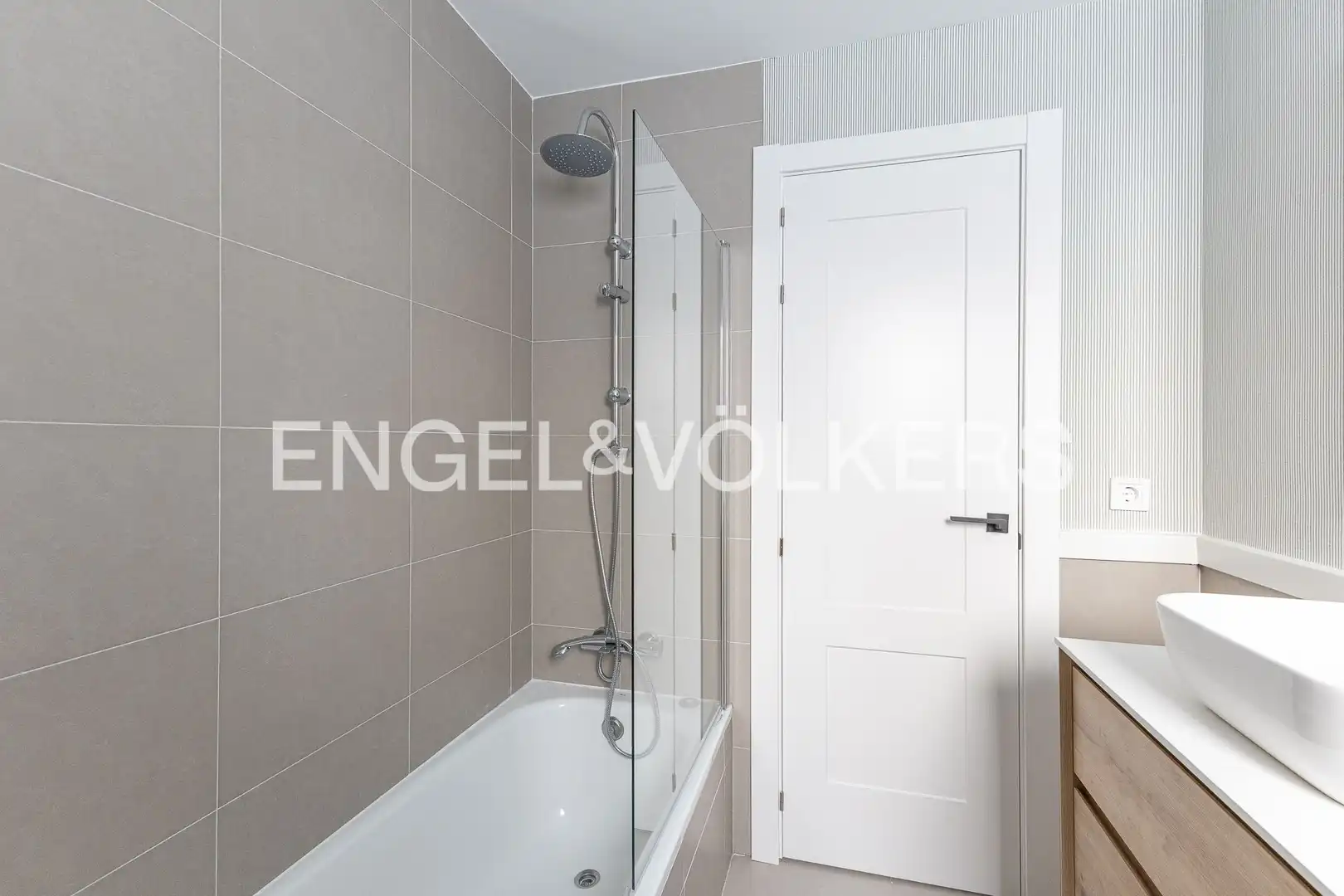 Bathroom of Houses for rent in Madrid  with Air Conditioner, Heating and Private garden