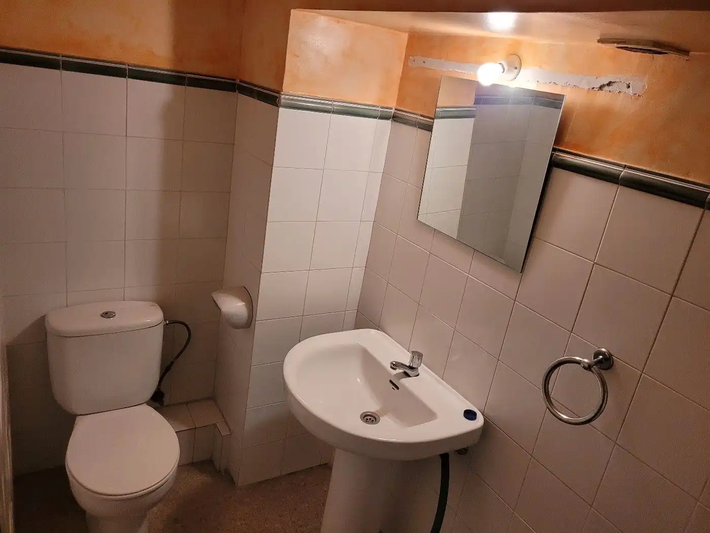 Baño de Local en venta en Cornellà de Llobregat con Aire acondicionado, Calefacción y Amueblado