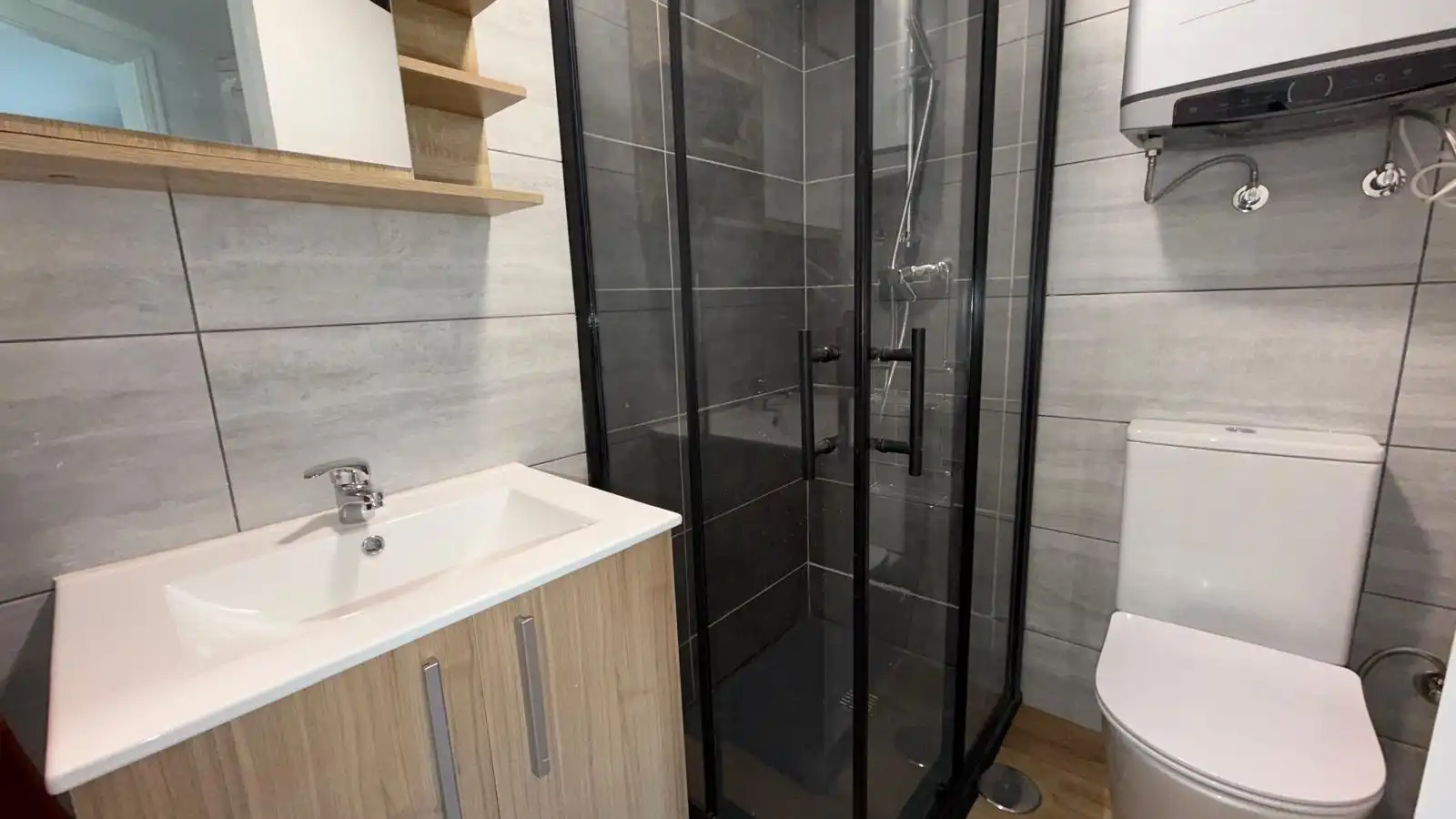 Bathroom of Flat for rent in Ourense Capital   with Heating and Furnished