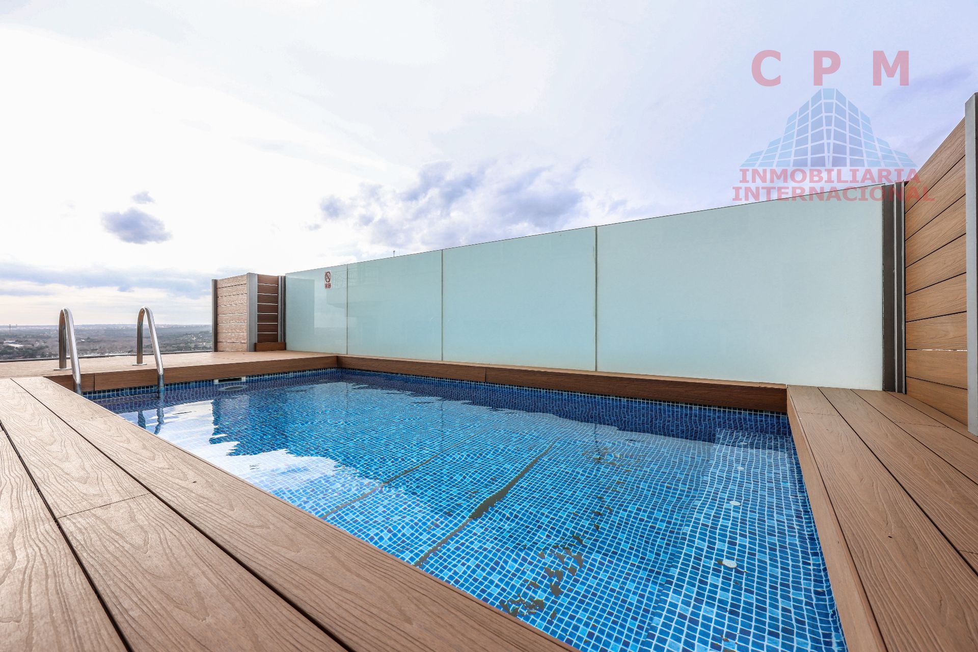 Swimming pool of Flat to rent in  Madrid Capital  with Air Conditioner, Heating and Parquet flooring