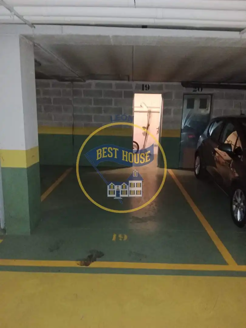 Parking de Apartamento en venta en Villaquilambre con Calefacción, Terraza y Trastero