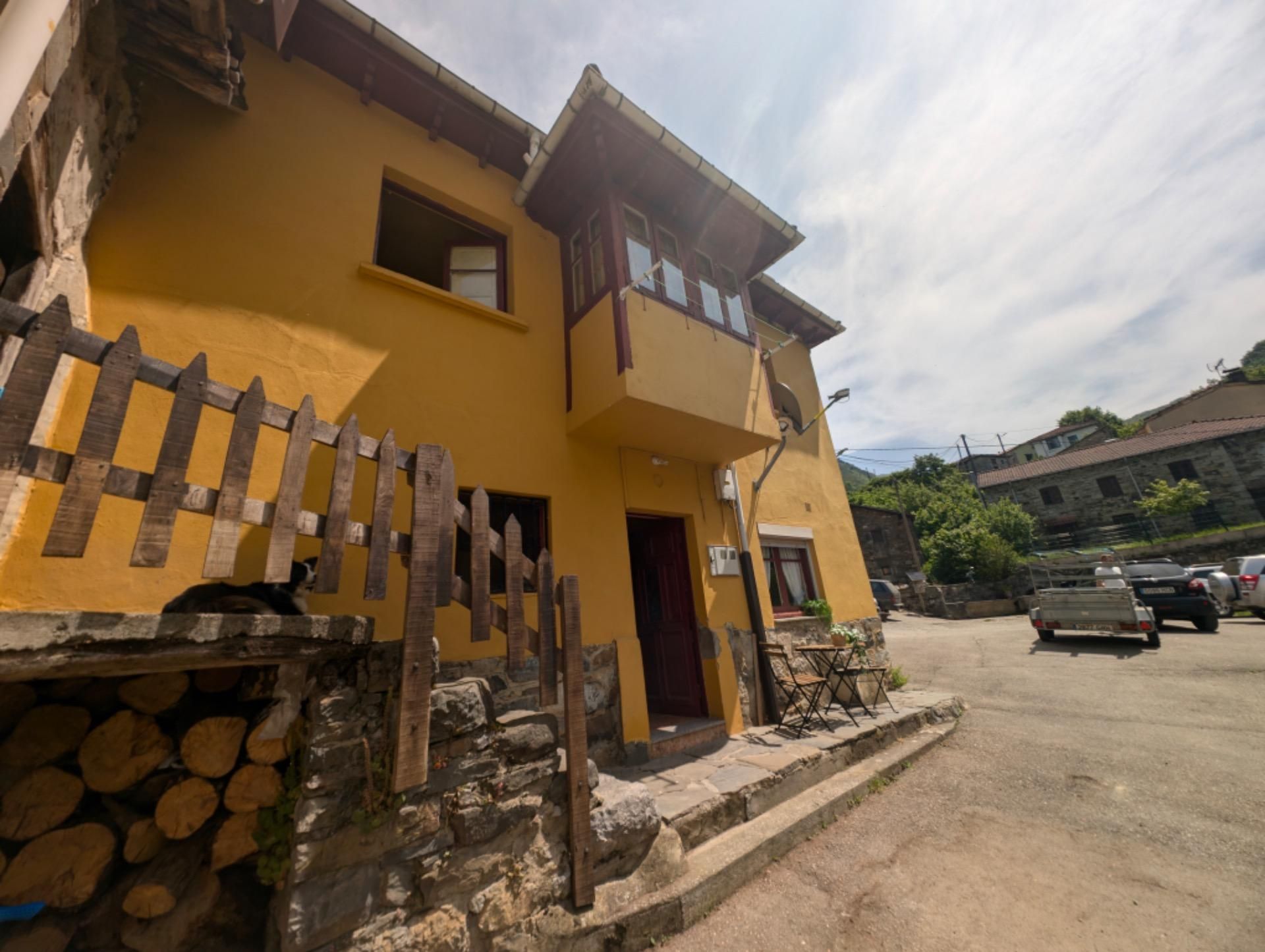 Vista exterior de Casa o xalet en venda en Aller amb Calefacció i Balcó