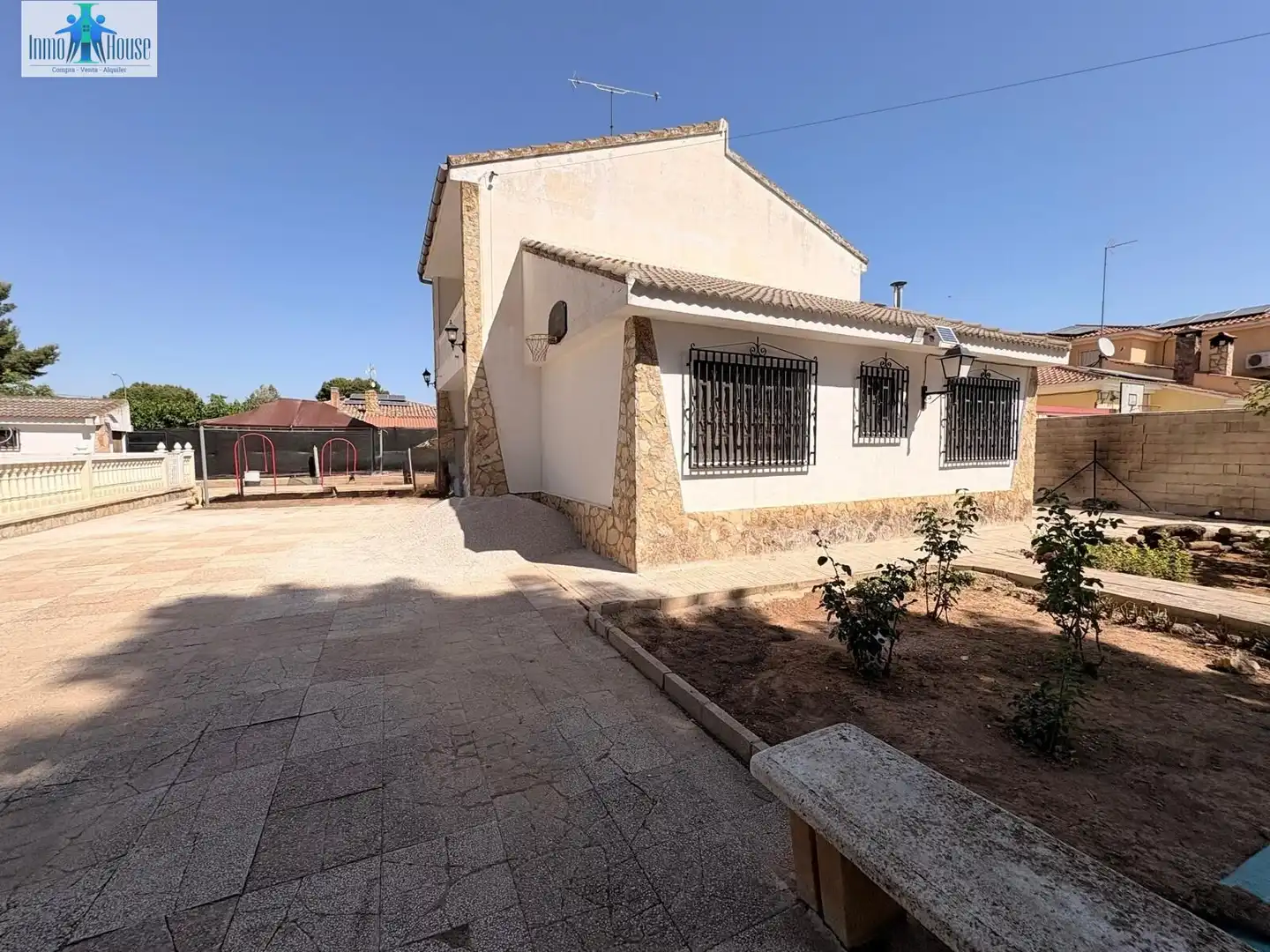 Vista exterior de Casa o xalet en venda en Albacete amb Aire condicionat, Calefacció i Jardí privat