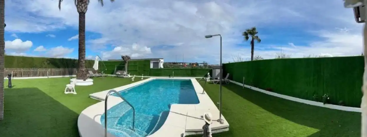 Piscina de Casa o xalet en venda en Salteras amb Aire condicionat, Jardí privat i Piscina