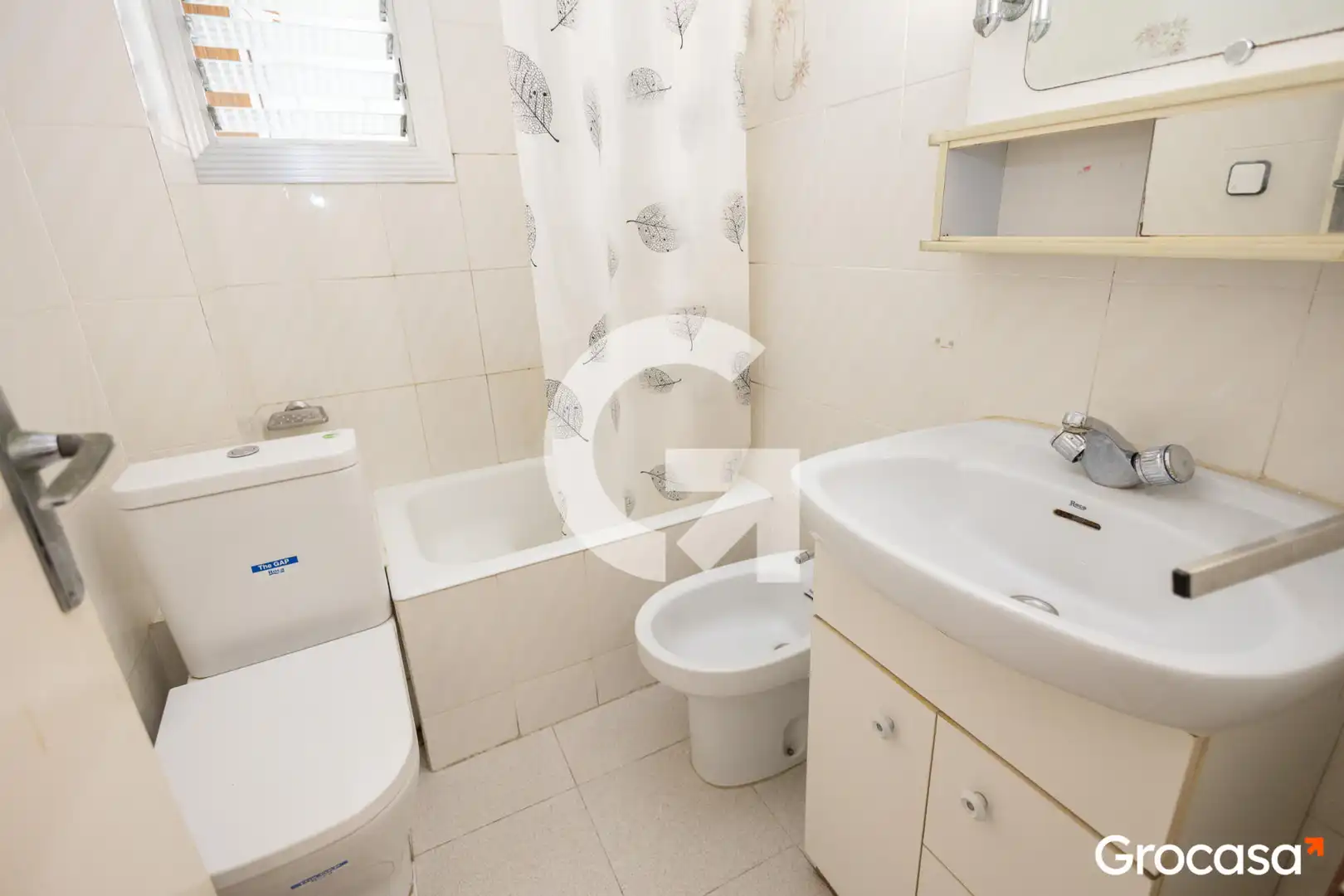 Bany de Pis en venda en Cornellà de Llobregat amb Aire condicionat i Forn