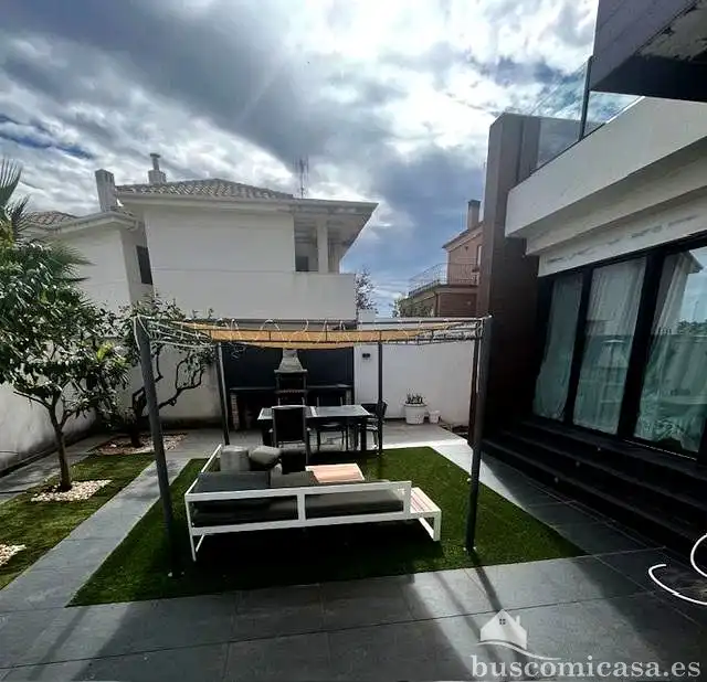 Terrassa de Casa o xalet en venda en Linares amb Jardí privat, Terrassa i Piscina