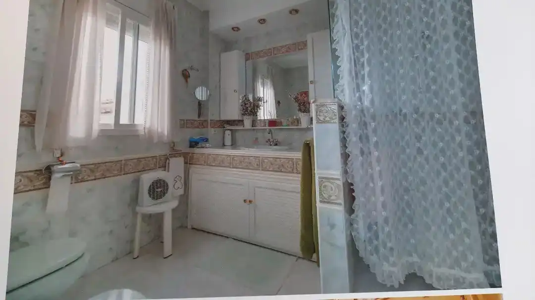 Baño de Casa adosada en venta en Lucena con Aire acondicionado, Calefacción y Jardín privado