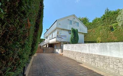 Vista exterior de Casa o xalet en venda en Vigo  amb Calefacció, Jardí privat i Parquet