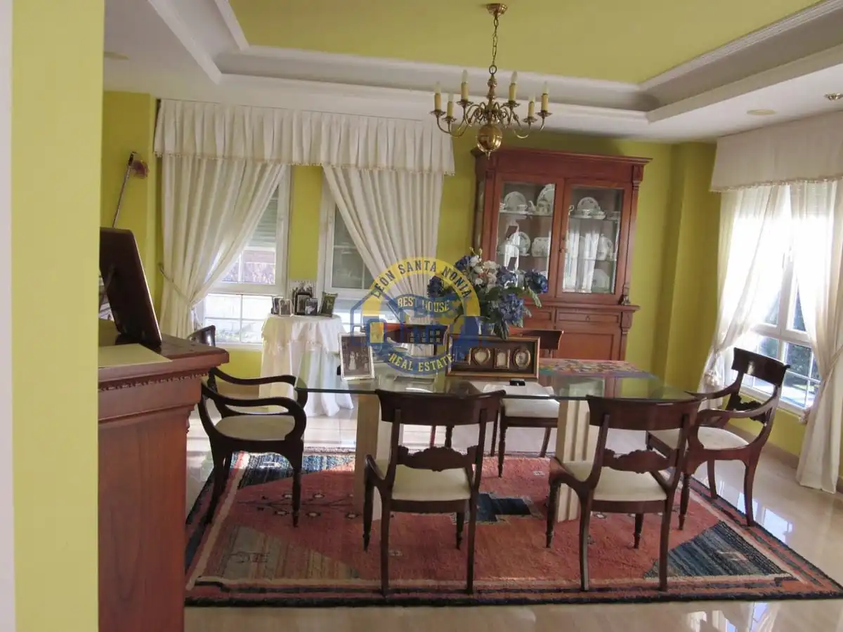 Comedor de Casa o chalet en venta en Valdefresno con Calefacción, Jardín privado y Parquet