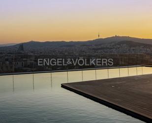 Vista exterior de Apartament en venda en  Barcelona Capital amb Aire condicionat, Piscina i Balcó