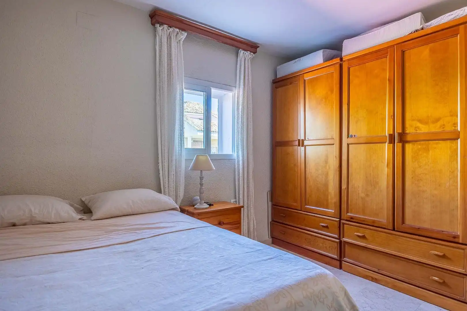 Schlafzimmer von Haus oder Chalet zum Verkauf in Tomares mit Klimaanlage, Heizung und Privatgarten