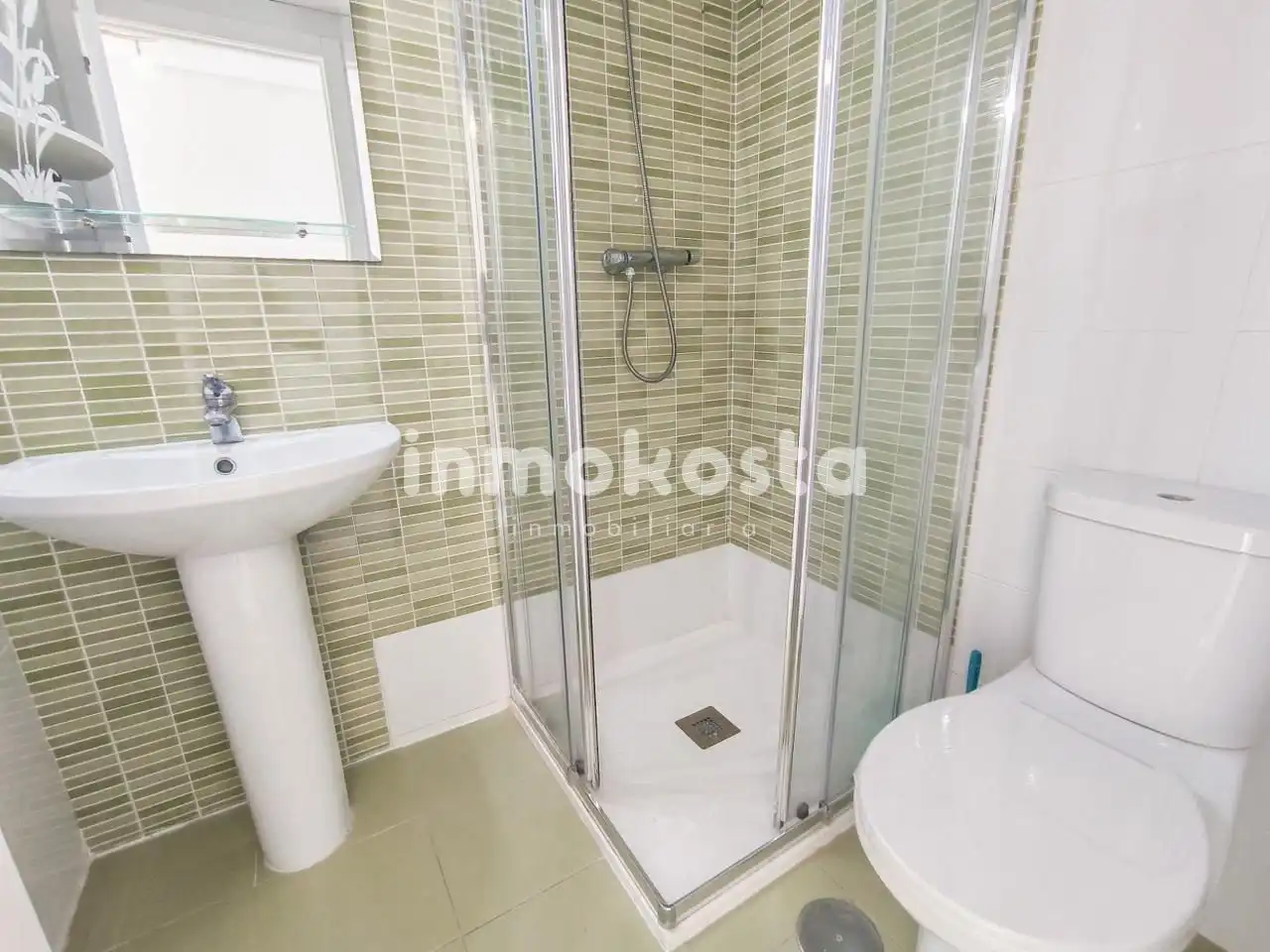 Baño de Piso en venta en Benidorm con Aire acondicionado, Terraza y Piscina comunitaria