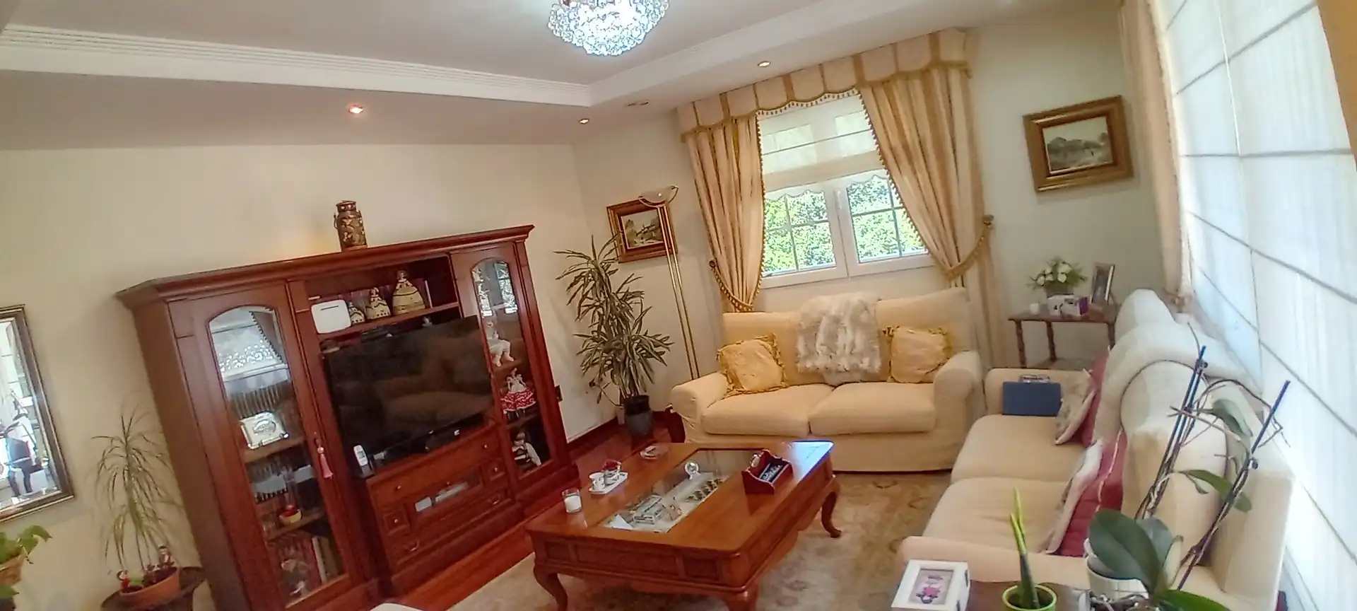 Sala d'estar de Casa o xalet en venda en Parres amb Calefacció, Jardí privat i Parquet