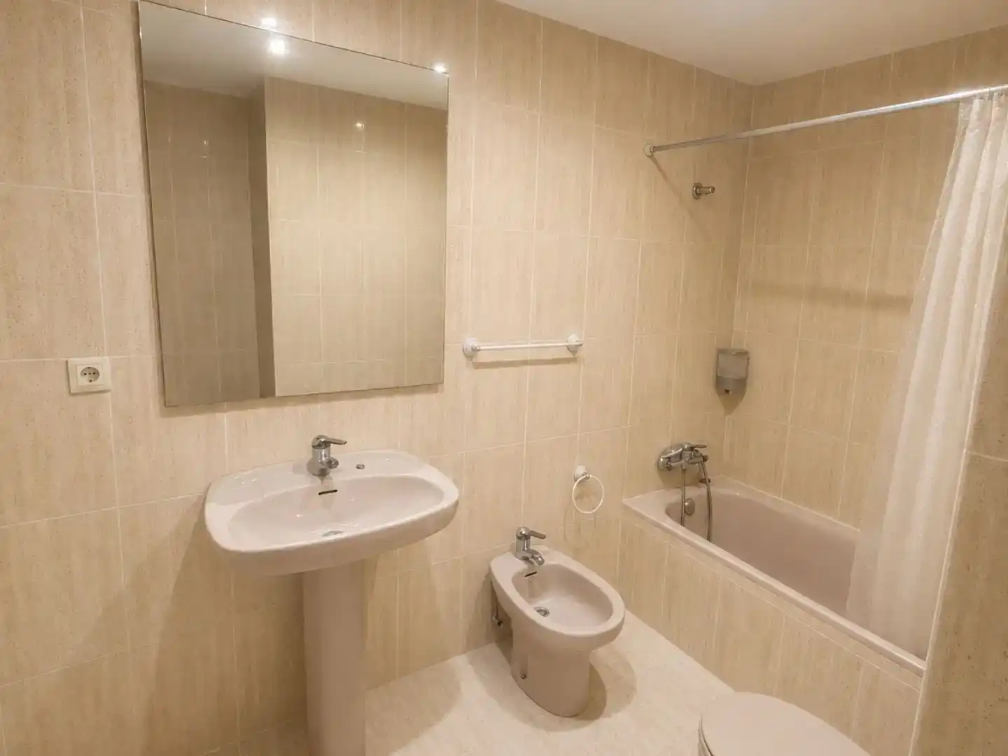 Bathroom of Flat for rent in  Valencia Capital  with Air Conditioner and Balcony