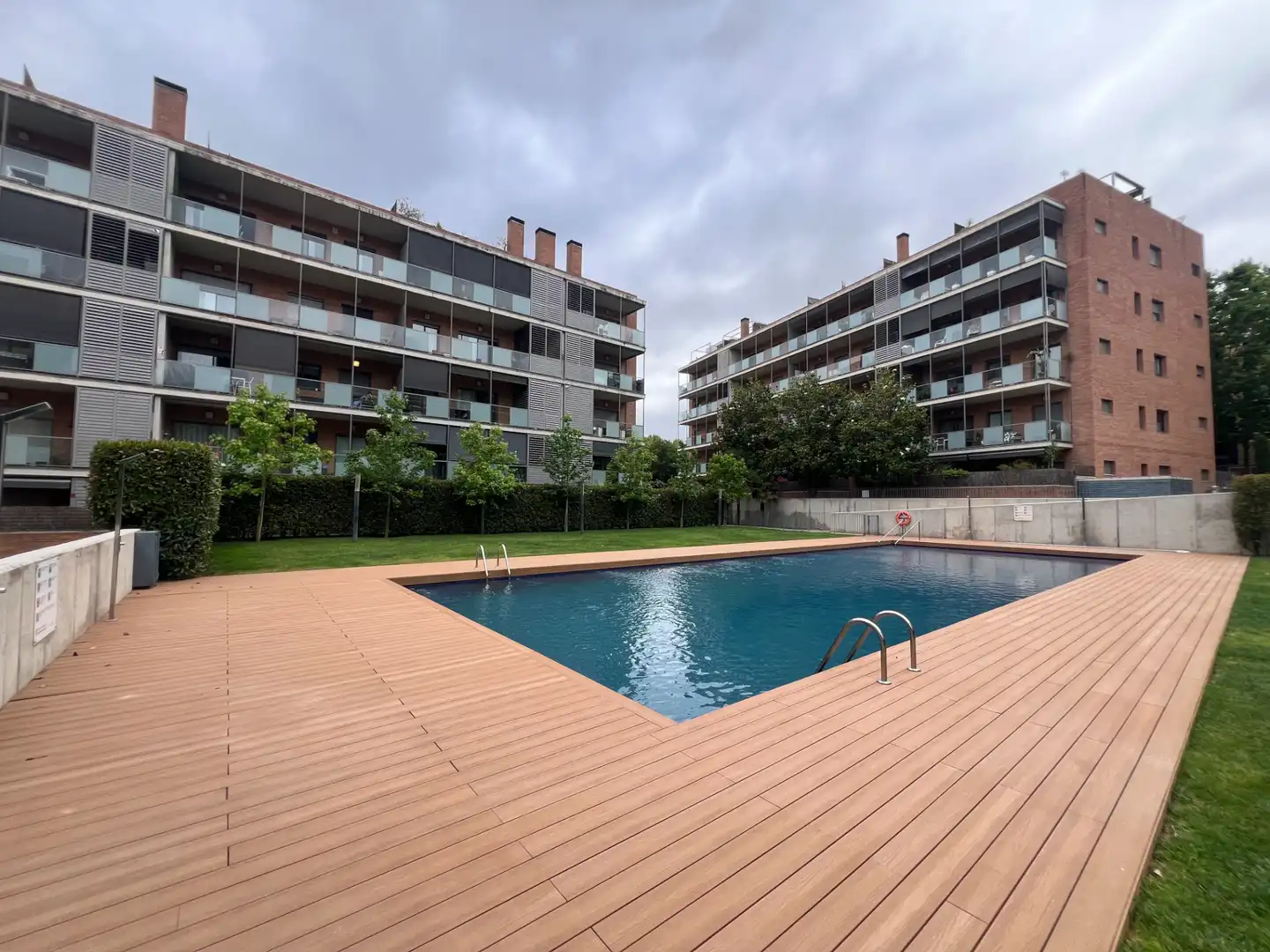 Schwimmbecken von Wohnung zum Verkauf in Sant Cugat del Vallès mit Klimaanlage, Heizung und Privatgarten