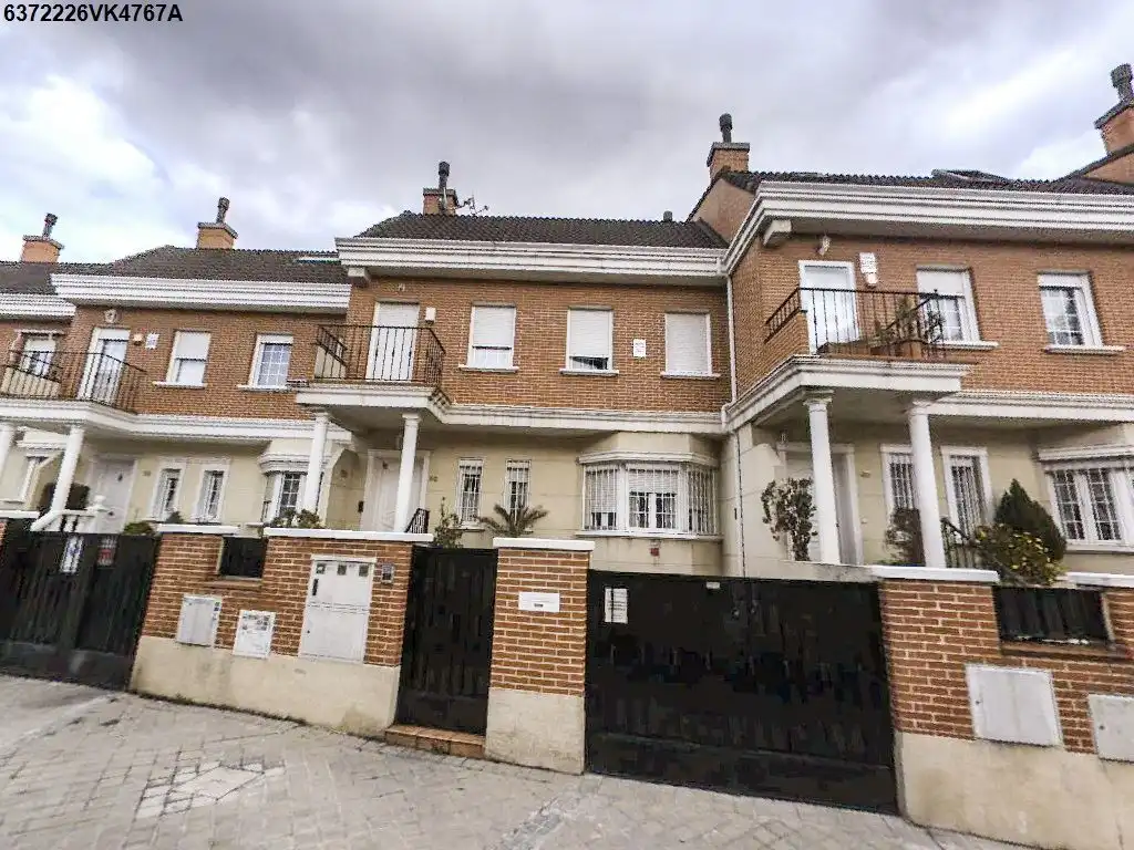Vista exterior de Casa adosada en venta en Madrid con Jardín privado, Balcón y Piscina comunitaria