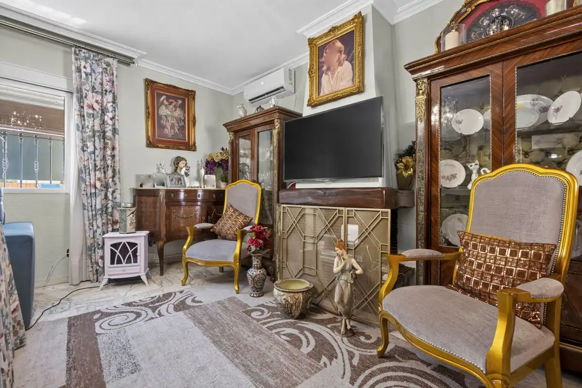 Wohnzimmer von Einfamilien-Reihenhaus zum Verkauf in Dos Hermanas mit Klimaanlage, Heizung und Terrasse