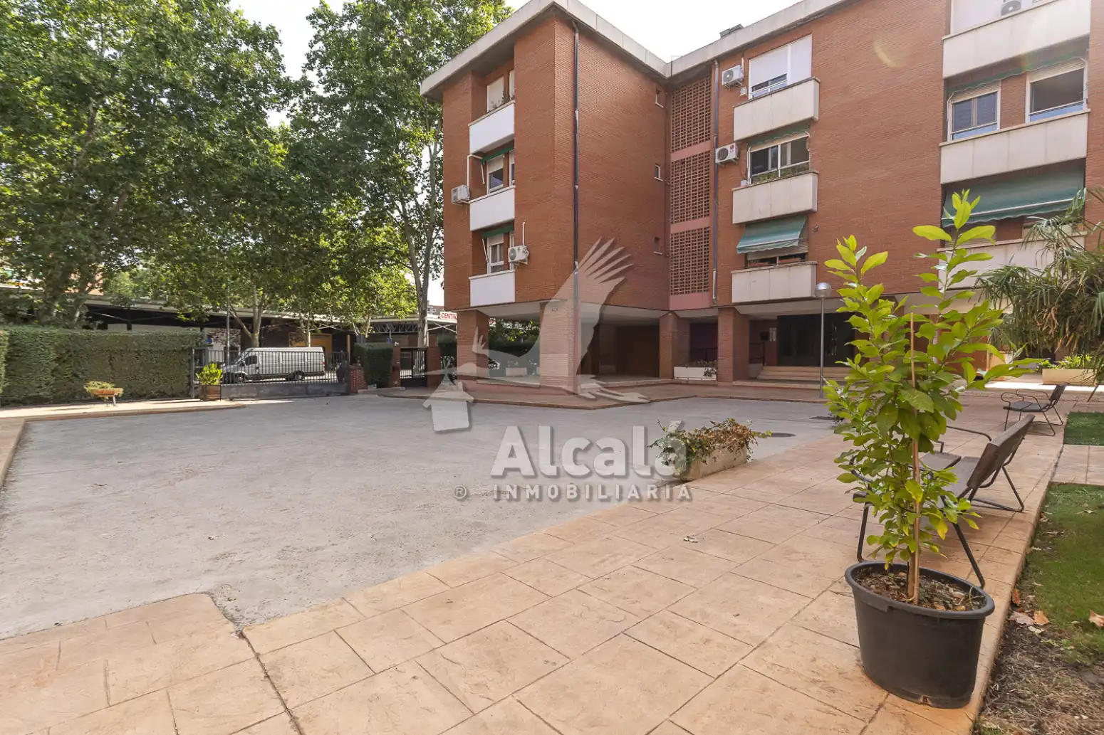Vista exterior de Pis en venda en Alcalá de Henares amb Aire condicionat, Calefacció i Moblat