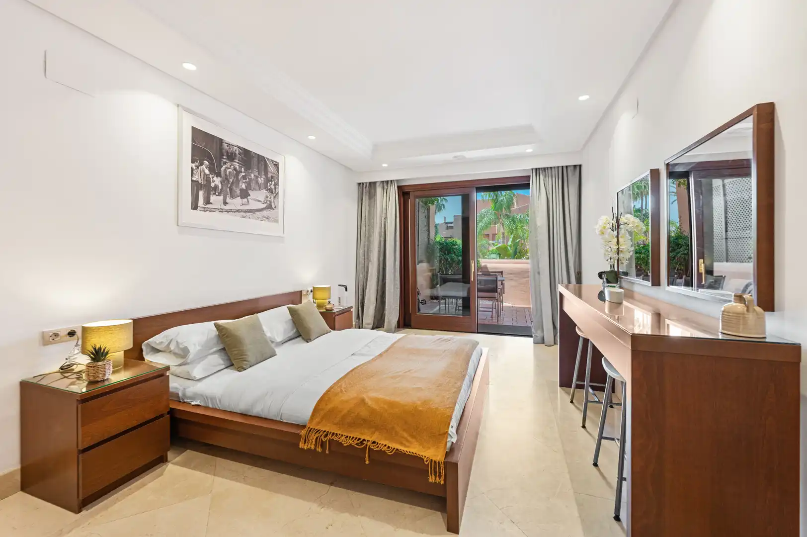 Habitación de Apartamento de alquiler en Estepona con Aire acondicionado, Terraza y Piscina