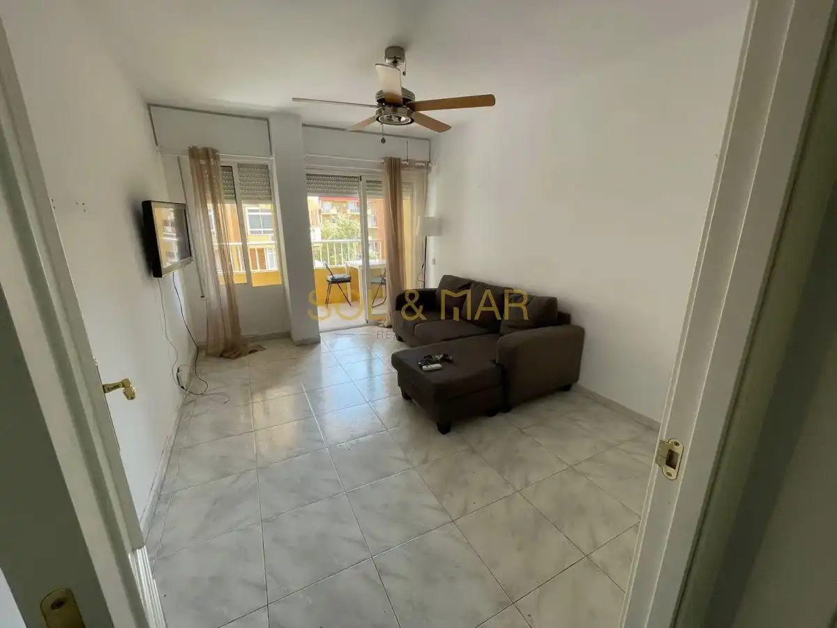 Dormitori de Apartament de lloguer en Benalmádena amb Aire condicionat i Terrassa