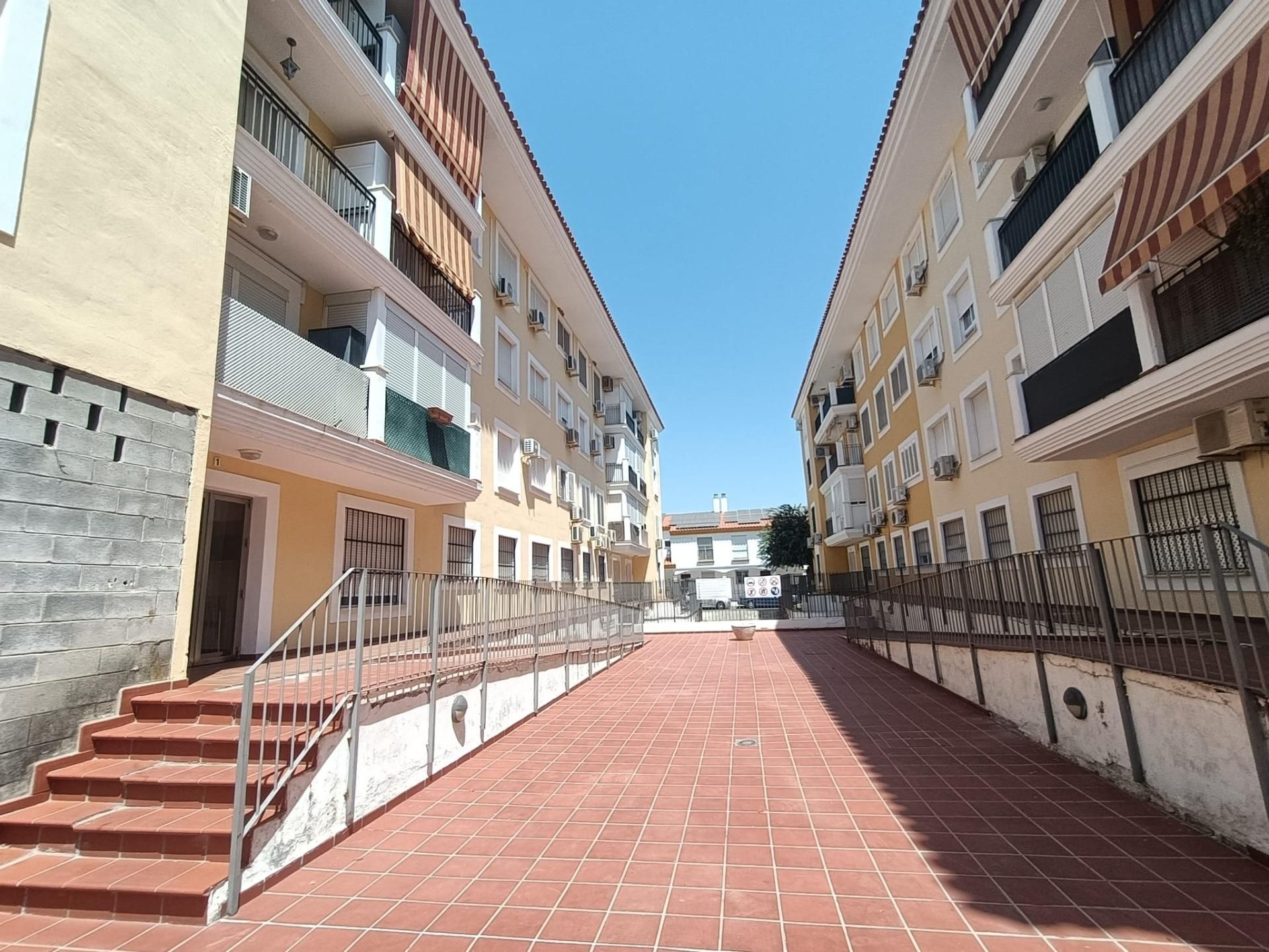 Vista exterior de Pis en venda en La Algaba amb Terrassa