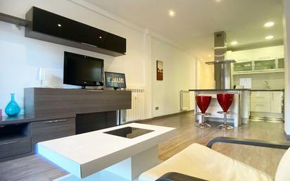 Living room of Flat to rent in  Madrid Capital  with Air Conditioner, Heating and Parquet flooring