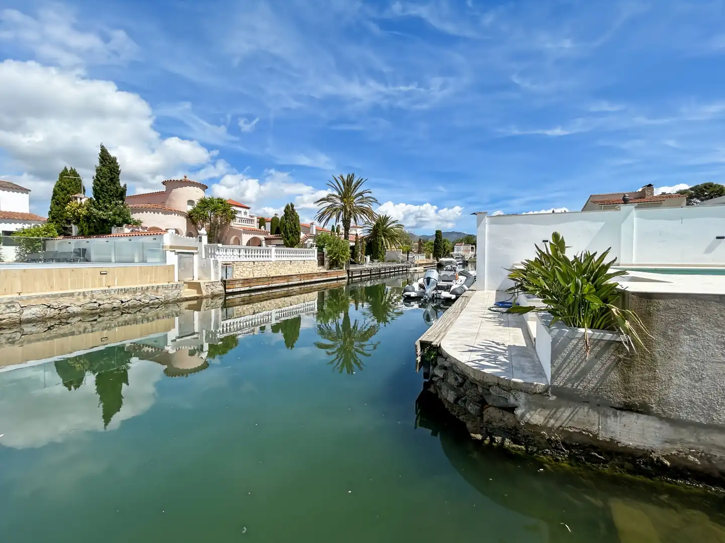 Außenansicht von Einfamilien-Reihenhaus zum Verkauf in Empuriabrava mit Klimaanlage, Heizung und Schwimmbad