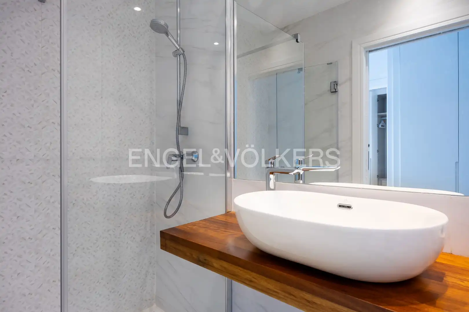 Bathroom of Attic for sale in Chipiona  with Air Conditioner, Heating and Terrace