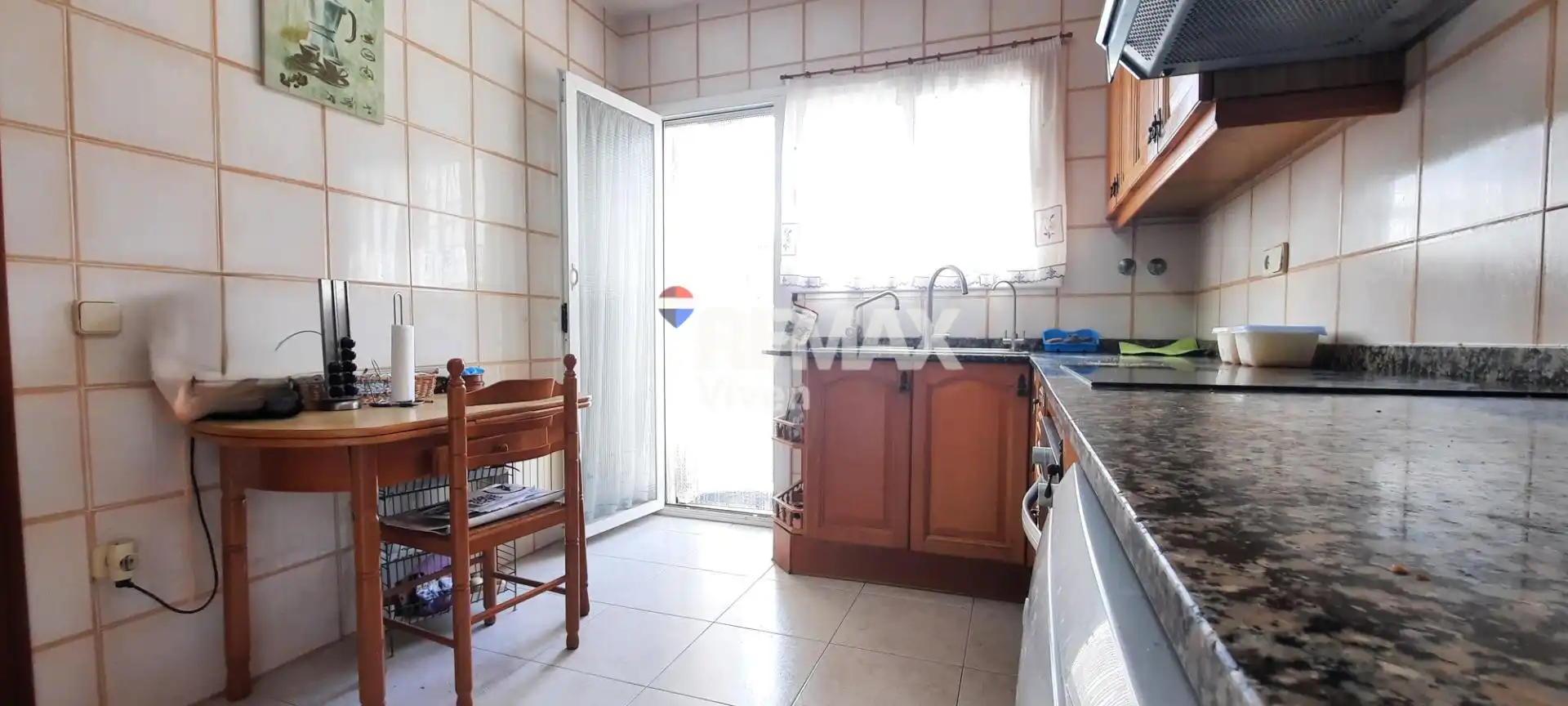 Cuina de Casa adosada en venda en Vilanova i la Geltrú amb Aire condicionat, Jardí privat i Terrassa
