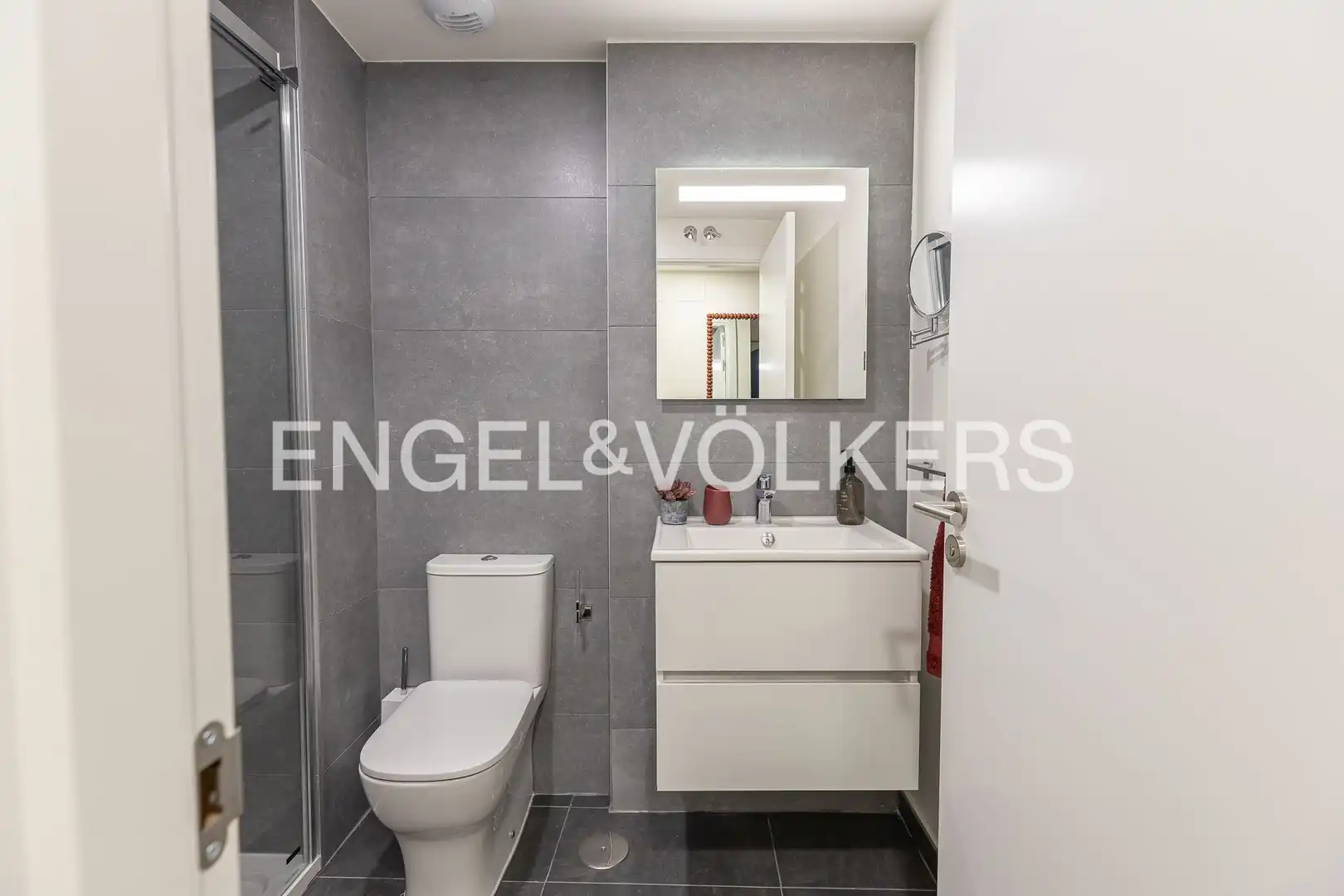Bathroom of Flat for rent in Madrid  with Air Conditioner, Heating and Private garden