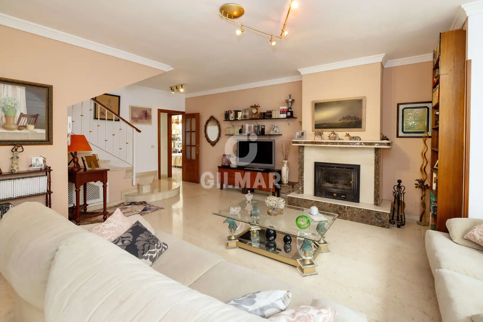 Sala d'estar de Casa adosada en venda en Marbella